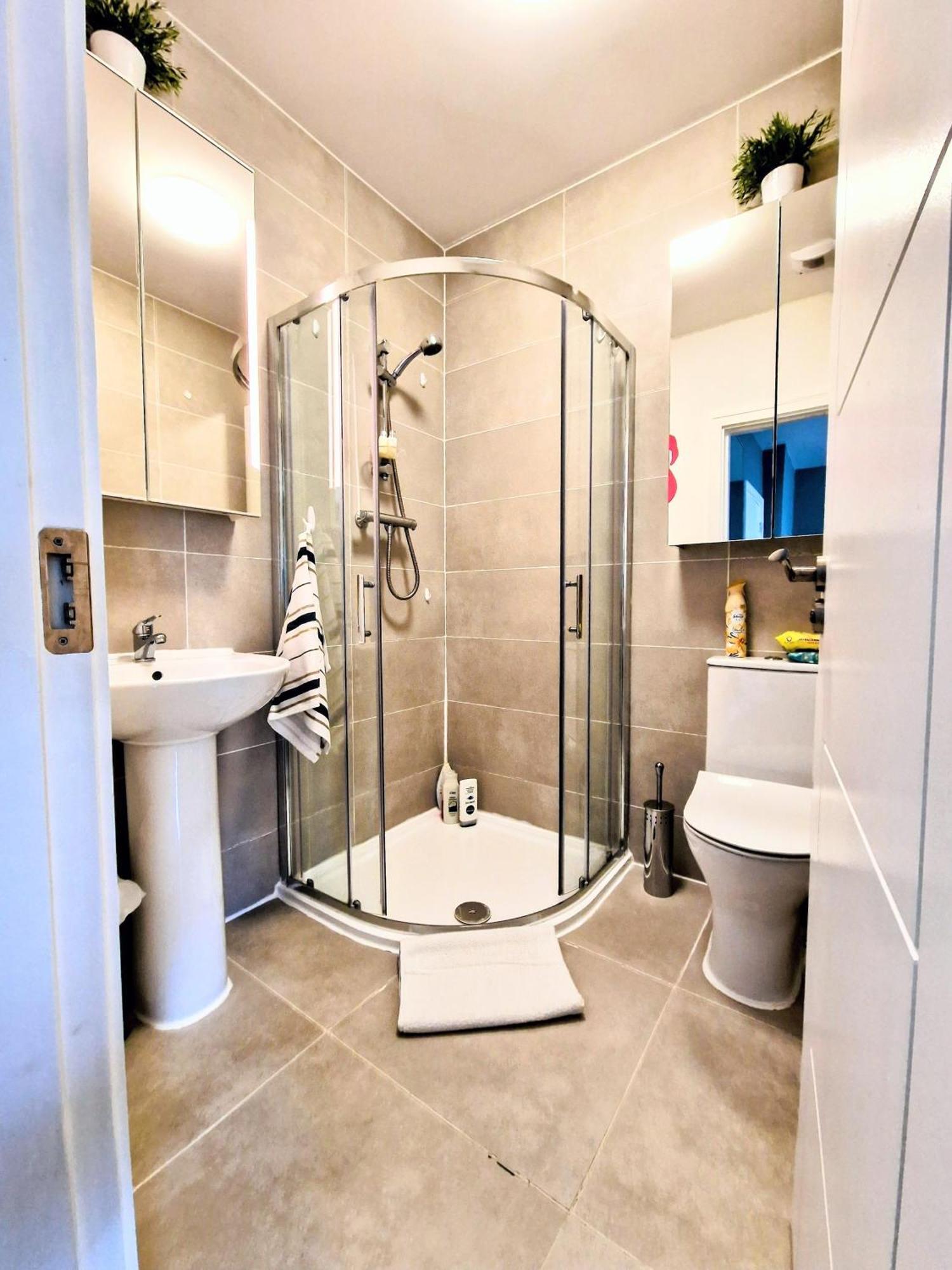Master Bedroom With Ensuite Lucan Eksteriør bilde